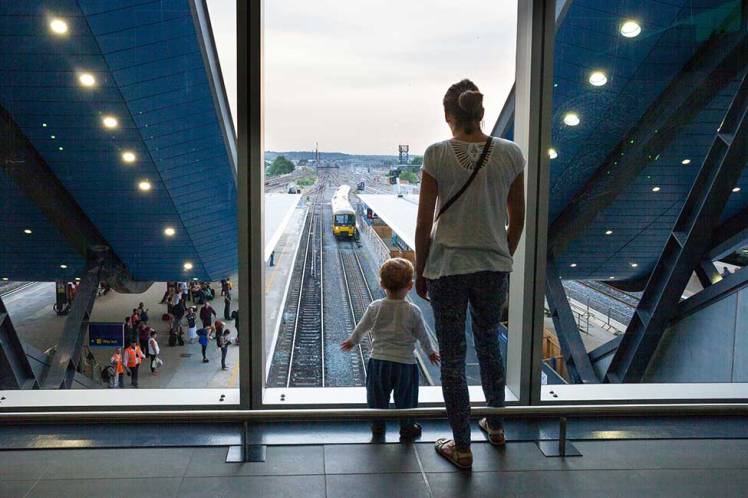 bechtel-crossrail-reading-passengers
